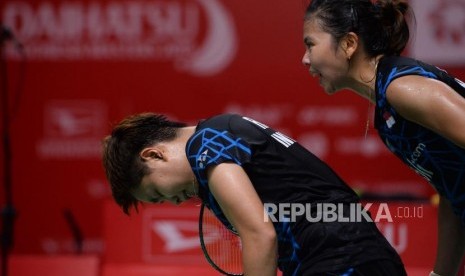 Pasangan ganda putri Indonesia Greysia Polii-Apriyani Rahayu saat melawan pasangan ganda putri Jepang Misaki Matsutomo-Ayaka Takahashi dalam babak semifinal Daihatsu Indonesia Master 2019 di Istora Senayan, Jakarta, Sabtu (26/1).