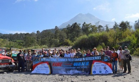 Kesan Mahasiswa Jerman di Indonesia: Nikmatnya Nasi Ayam di Bawah Bayang Merapi