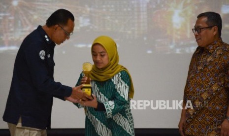 Reporter Republika Mimi Kartika menerima penghargaan Anugerah Jurnalistik MH Thamrin ke-45 di Gedung Balai Agung, Balai Kota DKI Jakartra, Jalan Medan Merdeka Selatan, Jakarta, Kamis (26/9/2019).