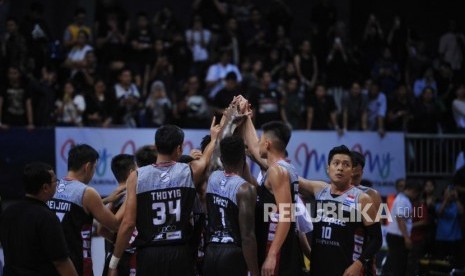 Pemain Stapac Jakarta seusai mengalahkan Satria Muda pada pertandingan Final IBL 2019 di Britama Arena, Jakarta, Kamis (23/1).