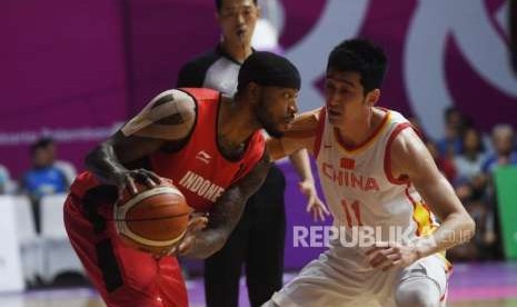 Pebasket Indonesia  Andre Jamar Jhonson   berusaha  melewati pebasket China Zhixuan Liu  saat pertandingan  perempat final basket putera indonesia melawan China pada pertandingancabang bola basket Asian Games 2018 di Hall Basket Senayan, Jakarta,  Senin (27/8).