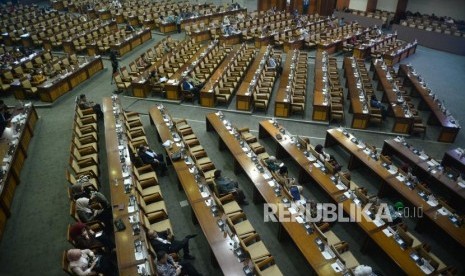 Anggota DPR mengikuti rapat paripurna di Kompleks Parlemen Senayan, Jakarta, Selasa (3/7).