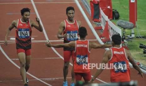 Tim lari estafet Indonesia melakukan selebrasi seusai bertanding pada cabang atletik nomor lari estafet 4x100 meter putra Asian Games 2018 di Stadion Gelora Bung Karno, Senayan, Jakarta, Kamis (30/8).