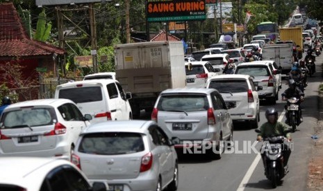 Antrean kendaraan saat penerapan satu arah (One way) di ruas Jalan Raya Puncak, Bogor, Jawa Barat, Sabtu (23/12).