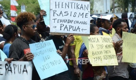 Puluhan mahasiwa Papua yang tergabung dalam Ikatan Mahasiswa se-Tanah Papua dan Solidaritas Peduli Kemanusiaan melakukan aksi damai, di depan Gedung Sate, Kota Bandung, Kamis (22/8).