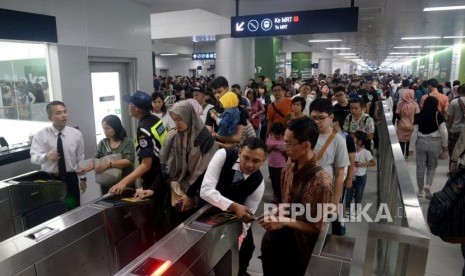 Sejumlah warga memadati Stasiun MRT Bundaran HI, Jakarta pada libur Hari Raya Idul Fitri 1440 H, Kamis (6/6).