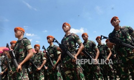 Prajurit TNI dan personel Polri (ilustrasi)