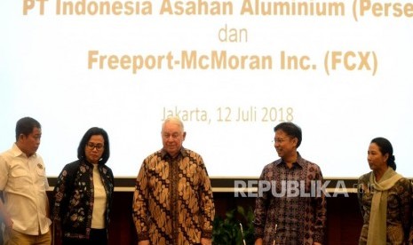 Penandatanganan Divestasi Saham Freeport. Direktur Utama PT Inalum Budi Gunadi Sadikin (kedua Kanan) CEO Freeport-McMoran Inc Richard Adkerson (ketiga kiri) bersama Menteri ESDM Ignasius Jonan, Menkeu Sri Mulyani, dan Menteri ESDM Rini Soemarno (dari kiri) sebelum penandatanganan perjanjian divestasi saham PT Freeport Indonesia  di Kementerian Keuangan, Jakarta, Kamis (12/7).