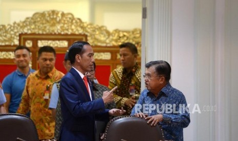 Ratas Persiapan Asian Games 2018. Presiden Joko Widodo (kiri) bersama Wapres Jusuf Kalla berbincang sebelum memimpin rapat terbatas terkait persiapan Asian Games 2018 di Kantor Kepresidenan, Jakarta, Selasa (6/3).