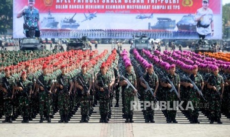 Apel Pengamanan Pemilu. Prajurit TNI dan personel Polri melaksanakan Apel Patroli Skala Besar TNI-Polri di JIExpo, Kemayoran, Jakarta Pusat, Ahad (14/4/2019).