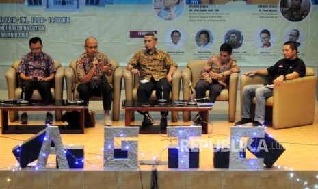 Pemimpin Redaksi Republika Irfan Junaedi (kedua kiri) memberikan paparan pada acara Amil Goes To Campus di Institut Pertanian Bogor, Bogor, Jawa Barat, Ahad (20/5).