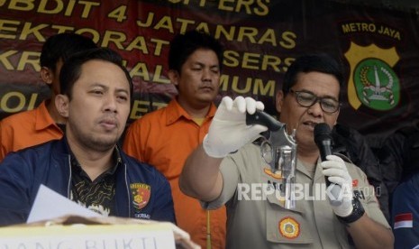 Kabid Humas Polda Metro Jaya Argo Yuwono (kanan), dan Wakil Direktur Reserse Kriminal Umum Polda Metro Jaya AKBP Ade Ary Syam (kiri) memberikan keterangan saat rilis kasus pencurian dan pencucian uang serta melawan petugas dan kepemilikan senjata api ilegal di kawasan Kebayoran Baru, Jakarta, Jumat (9/8).