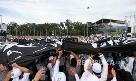 Ribuan umat Islam mengikuti reuni 212 di Monumen Nasional, Jakarta, Sabtu (2/12).