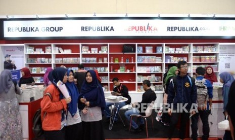 Islamic Book Fair 2019. Pengunjung memilih buku pada hari pertama Islamic Book Fair ke-18 di Balai Sidang Jakarta, Rabu (27/2/2019).