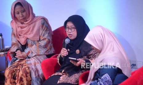 Komisioner KPAI Rita Pranawati (tengah), Dosen Ilmu Politik UI Chusnul Mar'iyah (kiri) dan Ekonom Muda PP Nasyiatul Aisyiyah Elyusra Mualimin saat diskusi memperingati hari perempuan internasional di Jakarta, Jumat (9/3).