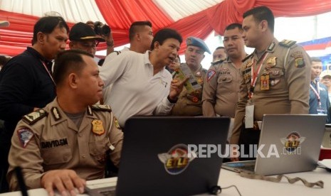 Wakapolri Komjen Pol Ari Dono saat meninjau sosialisasi pada acara Grand Launching Electronic Traffic Law Enforcement (E-TLE), Intergrated Vehicle Registration and Identification System (IVRIS) dan layanan SMS Info 8893 di Bundaran HI, Jakarta, Ahad (25/11).