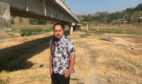  Saksi ahli pengadaan barang dan jasa, Khalid Mustafa saat mengecek Jembatan Barong di Kemukus, Sumberlawang, Sragen Rabu (25/9). Foto/Wardoyo