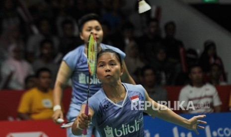 Ganda putri Indonesia Greysia Poli dan Apriani Rahayu mengembalikan kok ke arah ganda putri Korea Chae Yoo Jung dan Hye Rin Kim dalam babak perempatfinal Daihatsu Indonesia Master 2018 di Istora Senayan, Jakarta, Jumat (26/1).