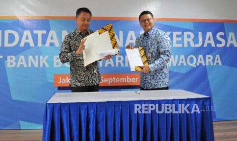 CEO Waqara Jasa Bangsa Dino Patti Djalal, Presdir BCA Syariah John Kosasih (dari kiri) saat akan menandatangani perjanjian kerja sama di Jakarta, Senin (16/7).