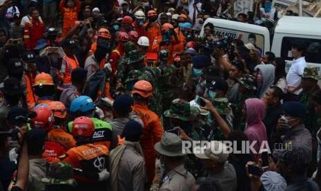 Tim Gabungan pencari korban gempa bumi Lombok  membawa  jenazah korban gempa bumi lombok di kecamatan Pemenang,  Lombok Utara, Nusa Tenggara Barat, Rabu (8/8).