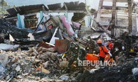 Anggota TNI dan anggota Basarnas, berhasil mengevakuasi jenazah korban yang tertimbun puing-puing reruntuhan di di perumnas Balaroa, Palu, Sulawesi Tengah, Senin (8/10).