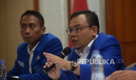 Wakil Ketua Komisi IX Saleh Partaonan Daulay (kanan) 