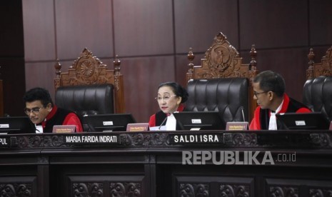 Hakim Konstitusi Maria Farida Indrati (tengah) memimpin sidang Uji Materi Ketentuan Iklan Rokok di Mahkamah Konstitusi, Jakarta, Senin (30/10).