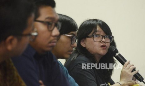 Kepala Advokasi Lembaga Bantuan Hukum (LBH) Jakarta Nelson Nikodemus Simamora, Peneliti Indonesia Corruption Watch (ICW) Kurnia Ramadhana, Ketua Umum Yayasan Lembaga Bantuan Hukum Indonesia (YLBHI) Asfinawati, Direktur Eksekutif Pusat Studi Hukum dan Kebijakan Indonesia (PSHK) Gita Putri Damayana (dari kiri ke kanan) memberikan keterangan saat konferensi koalisi kawal Capim KPK di gedung LBH Jakarta, Menteng, Jakarta, Ahad (25/8).