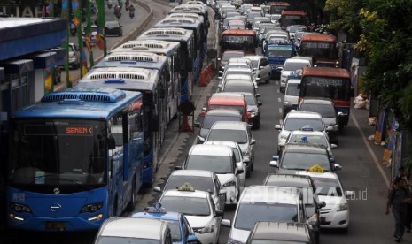 Vehicles stuck in traffic congestion in Mampang, South Jakarta, on Tuesday (November 7).