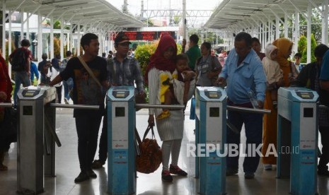  Stasiun Bogor. Sejumlah penumpang KRL tiba di Stasiun Bogor, Kota Bogor, Jawa Barat, Senin (11/3).