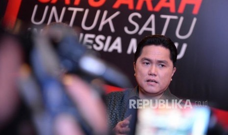 Dari Seniman Untuk 01. Ketua TKN Jokowi-Maruf Amin, Erick Thohir menjawab pertanyaan wartawan usai membuka Pameran Satu Arah untuk Satu Indonesia Maju di Jakarta, Ahad (10/2/2019).