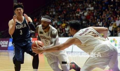 Pemain basket Indonesia Johnson Jamarr Andre menguasai bola saat melawan tim basket Korea pada babak penyisihan Grup A Asian Games 2018 di Hall Basket Senayan, Jakarta, Selasa (14/8).