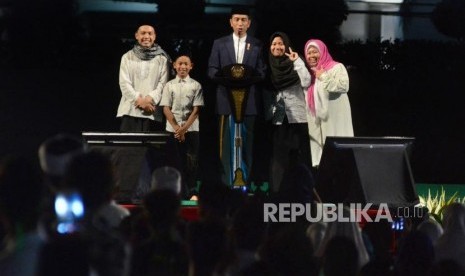 Didampingi sejumlah santri, Presiden RI Joko Widodo (Jokowi) berdialog dengan para santri saat menghadiri malam puncak peringatan Hari Santri Nusantara, di Lapangan Gasibu, Kota Bandung, Ahad (21/10).