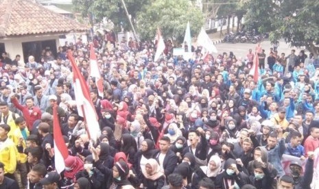  Aksi mahasiswa yang berlangsung di depan gedung DPRD Kota Tasikmalaya berlangsung ricuh.