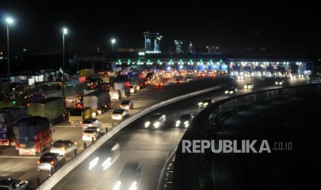 Sejumlah kendaraan mengantre memasuki Gerbang Tol Cikarang Utama, Bekasi, Jawa Barat. Ilustrasi