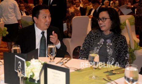 Menteri Keuangan Sri Mulyani bersama Presiden Direktur PT Adaro Energy Tbk (Adaro) Garibaldi Thohir saat menghadiri acara 