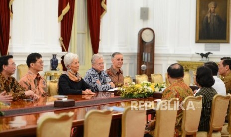 Bahas Rencana Pertemuan IMF.  Direktur Pelaksana Dana Moneter Internasional (IMF) Christine Lagarde (tengah) bersama delegasi saat diterima Presiden Joko Widodo di Istana Merdeka, Jakarta, Senin (26/2).