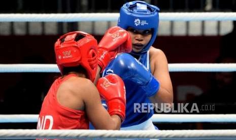 Petinju Indonesia Uswatun Hasanah (biru) saat berlaga dengan petinju petinju India Pavita dalam pertandingan perempat final cabang Tinju Kelas ringan putri 57-60 Kg Asian Games 2018 di Hall Jakarta International Expo, Kemayoran, Jakarta, Selasa (28/8).