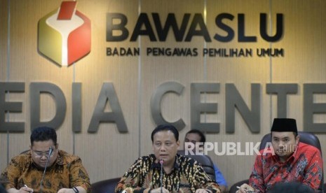 Ketua Bawaslu Abhan (tengah) bersama Anggota Bawaslu Mohammad Afifuddin (kiri) dan Rahmat Bagja memberikan keterangan terkait hasil pengawasan pendaftaran pengajuan daftar calon anggota DPR/DPRD Provinsi dan DPRD Kabupaten/Kota di Kantor Bawaslu, Jakarta, Rabu (18/7).