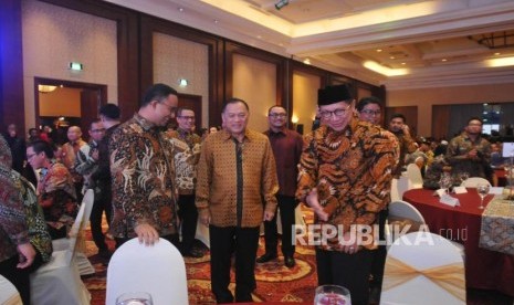 (dari kiri) ,Gubernur DKI Jakarta Gubernur Bank Indonesia Agus Martowardojo da Menteri Agama Lukman Hakim Saifuddin saat menghadiri Anugerah Syariah Republika (ASR) 2017 di Jakarta, Rabu (6/12) malam. 