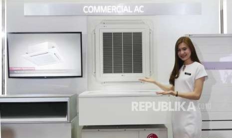 Model memperlihatkan AC Single Commercial Air Conditioning 