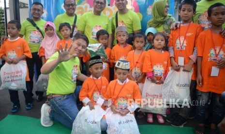 Direktur Utama Mandiri Syariah Toni EB Subari (bawah) bersama direksi dan SEVP berbincang dengan anak yatim usai belanja pakaian lebaran di Halal Park, Senayan, Jakarta, Ahad (26/5).