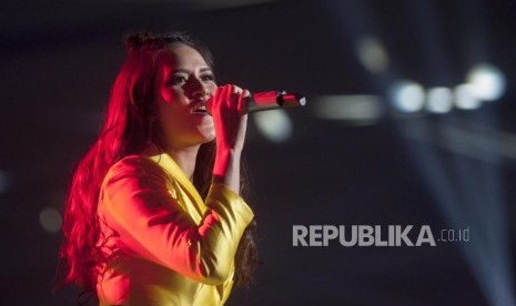 Penampilan penyanyi Raisa Andriana dalam acara Indonesia Choice Award ke 5 di Sentul International Convention Center, Bogor, Jawa Barat, Ahad (29/4) malam.