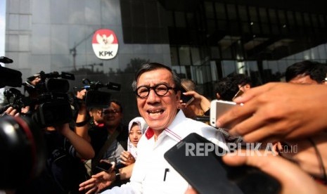 Menteri Hukum dan HAM (Menkumham) Yasonna H Laoly berjalan seusai menjalani pemeriksaan di Gedung KPK, Jakarta, Senin (2/7).