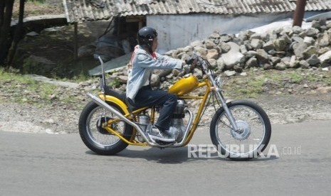 Naik Motor. Presiden RI Joko Widodo mengendarai Sepeda motor jenis Chopper saat menjangkau lokasi tujuan dalam rangka kunjungan kerja ke Kabupaten Sukabumi. Jawa Barat, Ahad, (8/4).