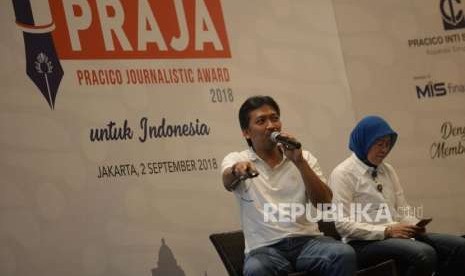 Asdep Penyuluhan Kemenkop UKM Bagus Rachman (kiri) dan Asdep Penelitian & Pengkajian Kemenkop UKM Christina Agustin menjadi pembincara update perkembangan koperasi dan Wirausaha di Indonesia disela peluncuran Pracico Journalistic Award (PRAJA) 2018 di Jakarta, Ahad (2/9).