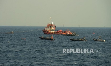 Sejumlah petugas SAR gabungan melakukan pencarian saat proses evakuasi pesawat Lion air JT 610 di Perairan Karawang, Jumat (2/11).