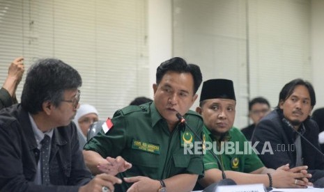 Ketua Umum Partai Bulan Bintang (PBB) Yusril Ihza Mahendra berserta pengurus partai saat mengikuti sidang Adjudikasi penyelesaian sengketa proses pemilu dengan agenda pembacaan putusan di Kantor Bawaslu, Jakarta, Ahad (4/3).