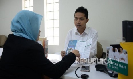 Petugas melayani nasabah di salah satu kantor Bank Danamon Syariah di Jakarta, Selasa (16/10).