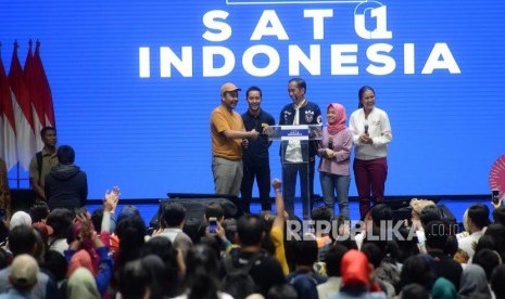 Festival Indonesia Satu. Capres Nomer 01 Joko Widodo bedialog dengan peserta millenial saat menyampaikan paparan saat Fesrival Indonesia Satu di Istora Senayan, Jakarta, Ahad (10/3/2019).